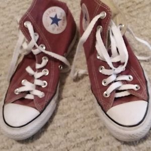 Converse Chuck Taylor Hightops in color "Maroon"